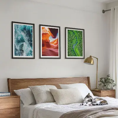 Tavelset med ramar vattenrörelse i grön kanjon och skog