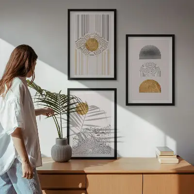 Tavelvägg med ramar abstrakta former i beige och grått