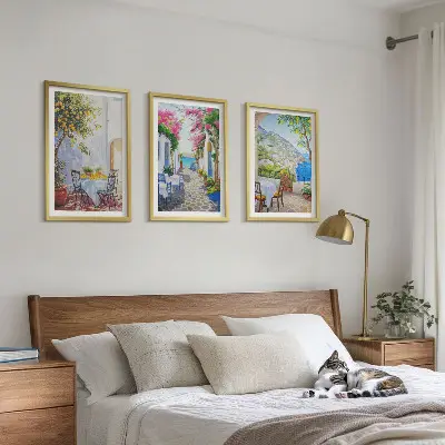 Tavelset med ramar charmiga gator, växter och hav