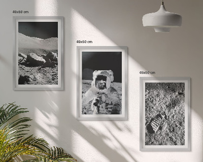 Tavelset ovanför soffa NASA-foton månastronaut