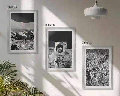 NASA-foton månastronaut tavelset ovanför soffa