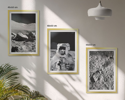 Tavelset ovanför soffa NASA-foton månastronaut
