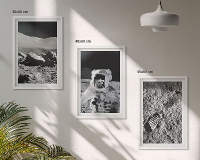 Tavelset ovanför soffa NASA-foton månastronaut