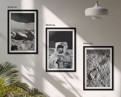 Tavelset ovanför soffa NASA-foton månastronaut