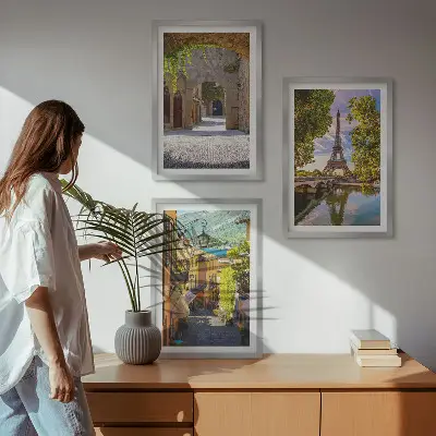 Gator med Eiffeltornets arkitektur set om 3 tavlor