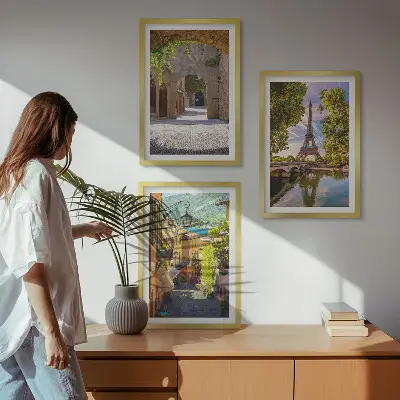Gator med Eiffeltornets arkitektur set om 3 tavlor
