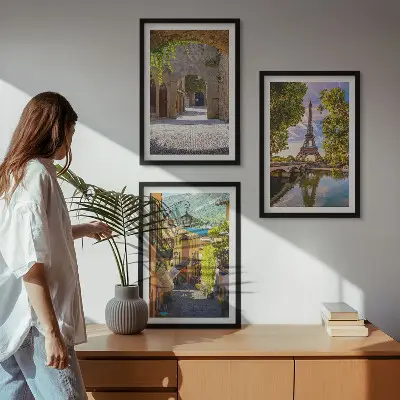 Gator med Eiffeltornets arkitektur set om 3 tavlor