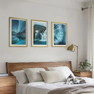 Vinterlandskap med vattenfall tavelset för väggen ovanför soffan