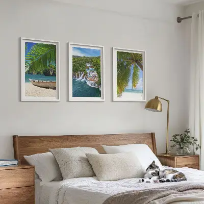 Tavelset med ramar strand, båt, vattenfall och palmer