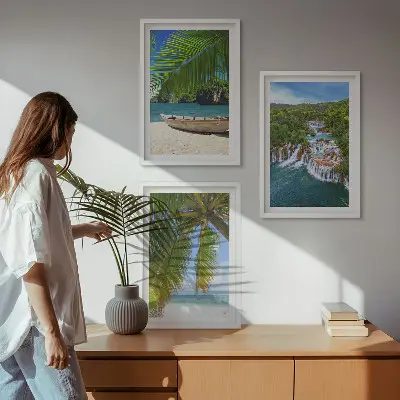 Tavelset med ramar strand, båt, vattenfall och palmer