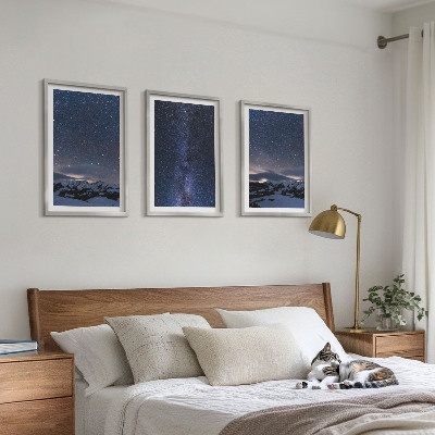 Tavelset ovanför soffa Natthimlen berg stjärnor