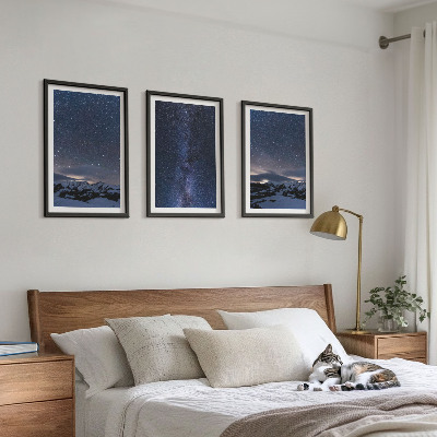 Tavelset ovanför soffa Natthimlen berg stjärnor