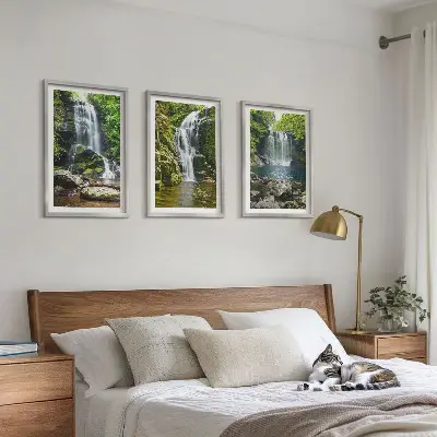 Vattenfall i grön omgivning tavelset för vägg ovanför soffa