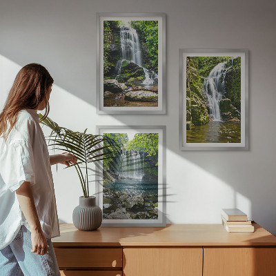 Tavelset ovanför soffa Vattenfall gröna omgivningar