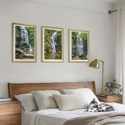 Tavelset ovanför soffa Vattenfall gröna omgivningar