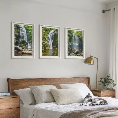 Vattenfall i grön omgivning tavelset för vägg ovanför soffa