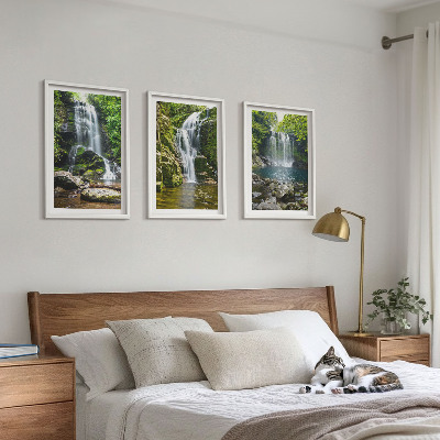 Tavelset ovanför soffa Vattenfall gröna omgivningar