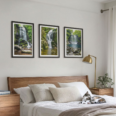 Tavelset ovanför soffa Vattenfall gröna omgivningar