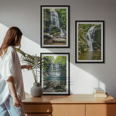 Tavelset ovanför soffa Vattenfall gröna omgivningar