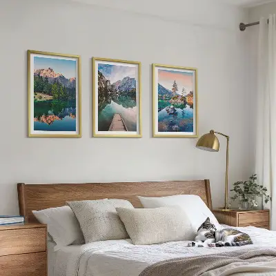Tavelpaket med ramar bergsjöar med reflektion i skog