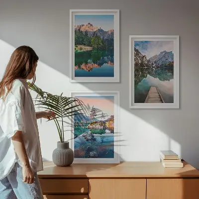Tavelpaket med ramar bergsjöar med reflektion i skog