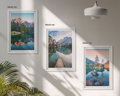 Tavelpaket med ramar Bergsjöar reflektionsskog