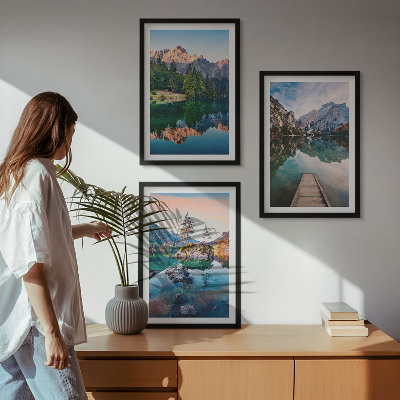 Tavelpaket med ramar Bergsjöar reflektionsskog