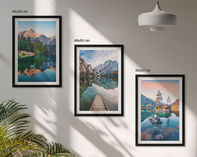 Tavelpaket med ramar Bergsjöar reflektionsskog