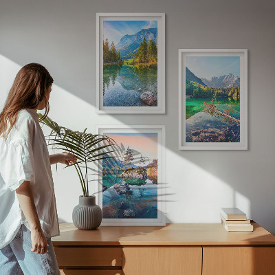 Tavelset ovanför soffa Bergsjöar naturlandskap