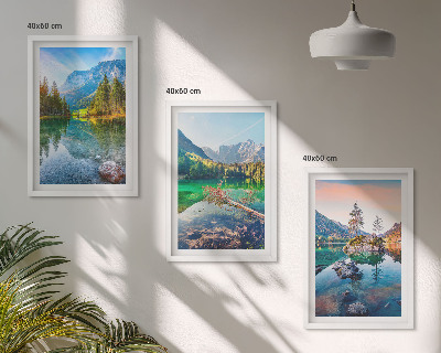 Tavelset ovanför soffa Bergsjöar naturlandskap