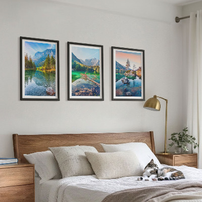 Tavelset ovanför soffa Bergsjöar naturlandskap