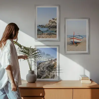 Utsikt över Grekland med en båt och hus set om 3 tavlor