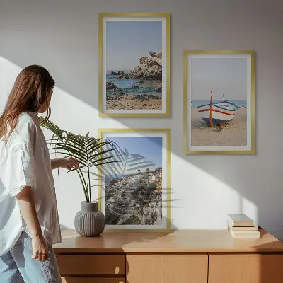 Utsikt över Grekland med en båt och hus set om 3 tavlor