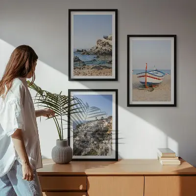 Utsikt över Grekland med en båt och hus set om 3 tavlor