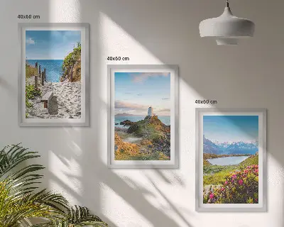 Tavelset för vägg ovanför soffa med motiv av strand, fyr, berg och blommor