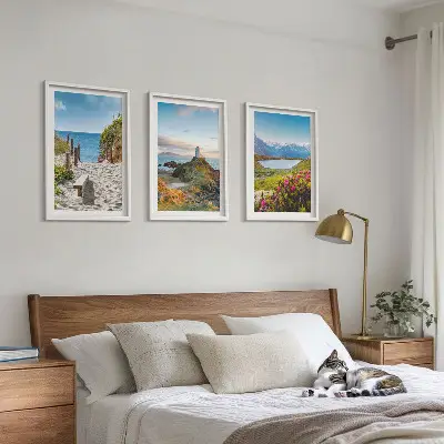 Tavelset för vägg ovanför soffa med motiv av strand, fyr, berg och blommor