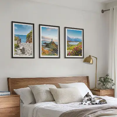 Tavelset för vägg ovanför soffa med motiv av strand, fyr, berg och blommor