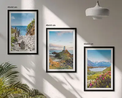 Tavelset för vägg ovanför soffa med motiv av strand, fyr, berg och blommor