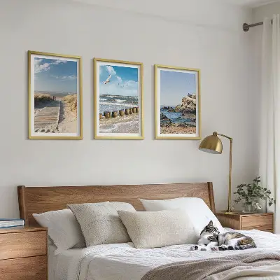 Tavelset med ramar fotomotiv av en trästig till klippor vid stranden