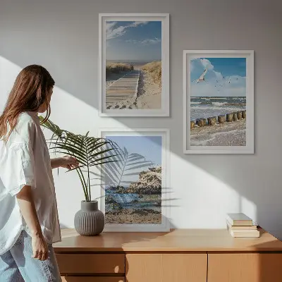 Tavelset med ramar fotomotiv av en trästig till klippor vid stranden