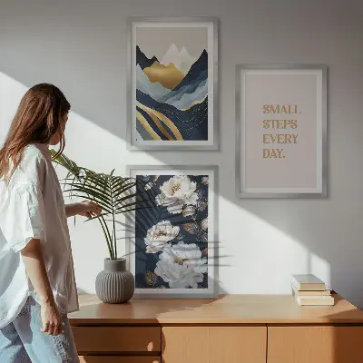 Tavelset med abstrakta berg och blommor inspirerat motiv för väggen ovanför soffan