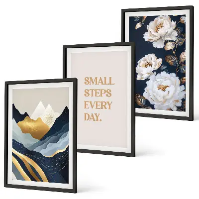 Tavelset med abstrakta berg och blommor inspirerat motiv för väggen ovanför soffan