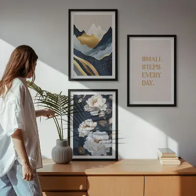 Tavelset med abstrakta berg och blommor inspirerat motiv för väggen ovanför soffan