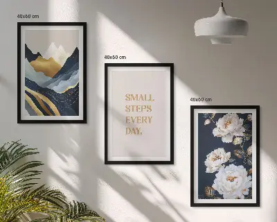 Tavelset med abstrakta berg och blommor inspirerat motiv för väggen ovanför soffan