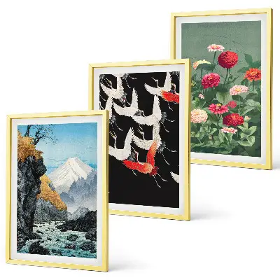 Tavelset ovanför soffan med motiv av berg, vattenfall, fåglar och blommor