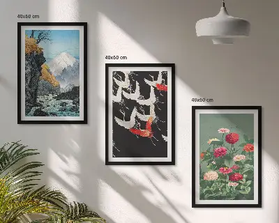 Tavelset ovanför soffan med motiv av berg, vattenfall, fåglar och blommor