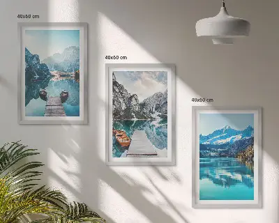 Tavelpaket med ramar bergsjöar med båtar och reflektioner
