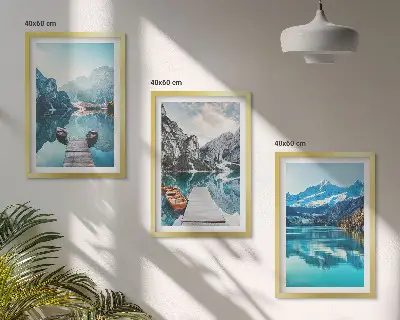 Tavelpaket med ramar bergsjöar med båtar och reflektioner