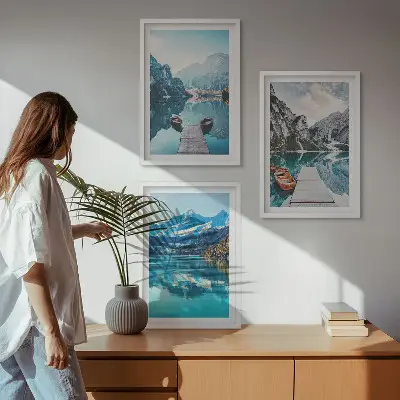 Tavelpaket med ramar bergsjöar med båtar och reflektioner