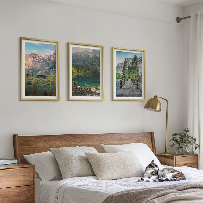 Tavelpaket med ramar Bergslandskap sjöbro